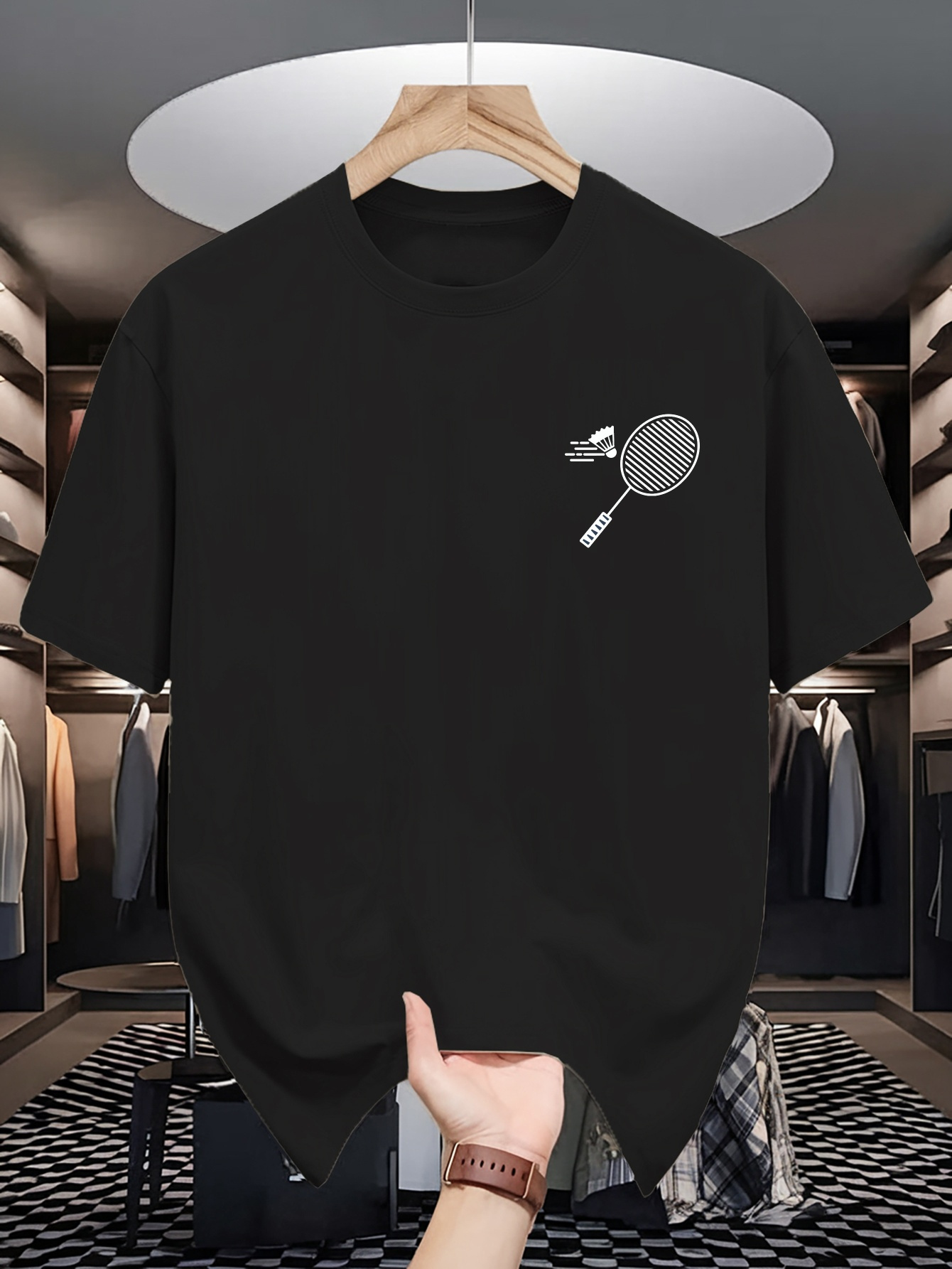 Badminton Wallpaper - เสื้อยืดคอกลมผู้ชาย ลายกราฟิกไม้แบดมินตันและลูกขนไก่ แขนสั้น ผ้าฝ้ายลำลอง สำหรับคนรักกีฬา ใส่ได้ทุกวัน